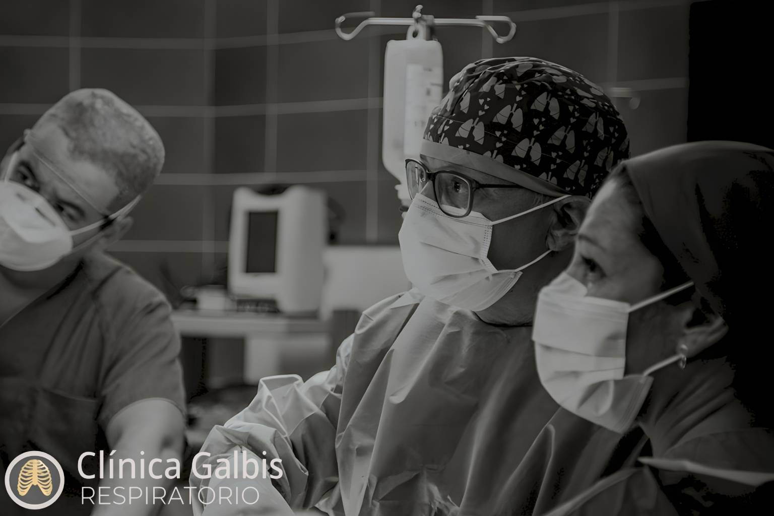 Equipo médico de Clínica Galbis e intervención quirúrgica